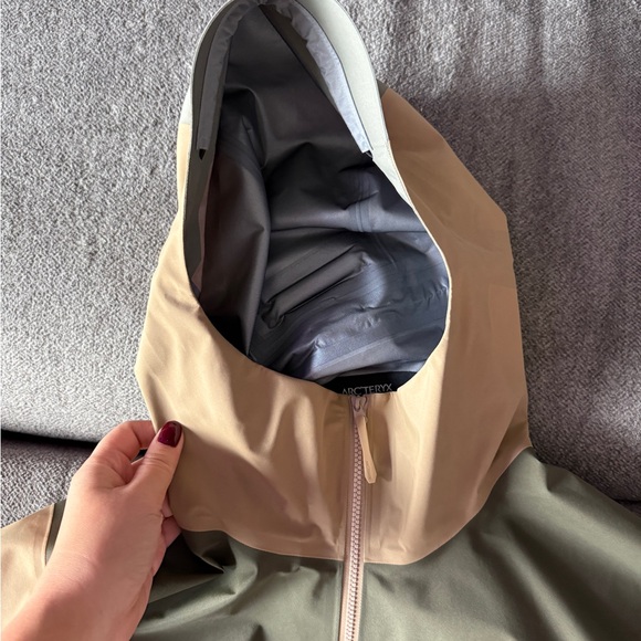 NWT - Arc'teryx Women's Beta Jacket - Canvas / Forage / Tatsu - Medium - Picture 3 of 9